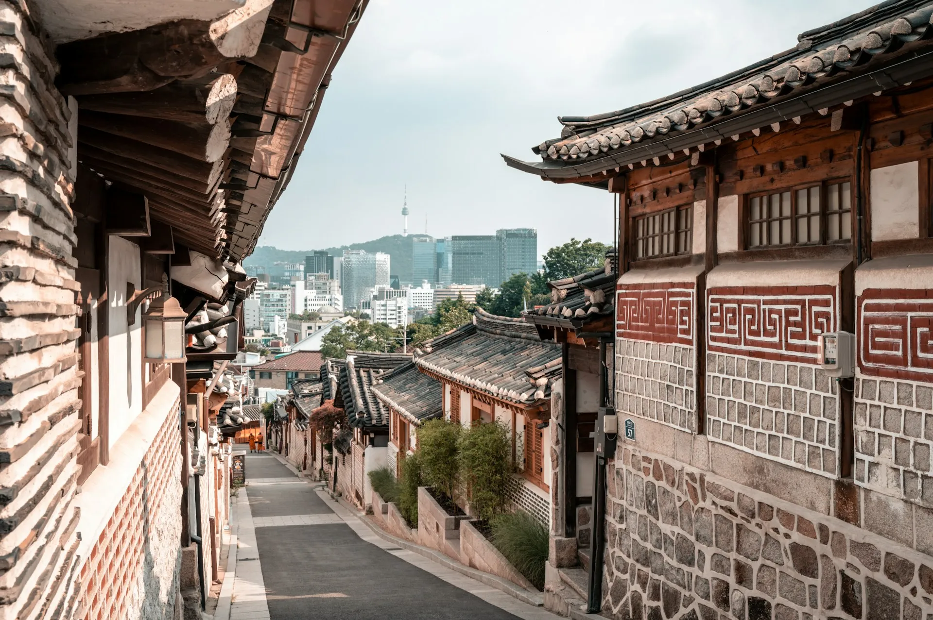 Top 10 Must-See Attractions in Seoul for First-Time Visitors